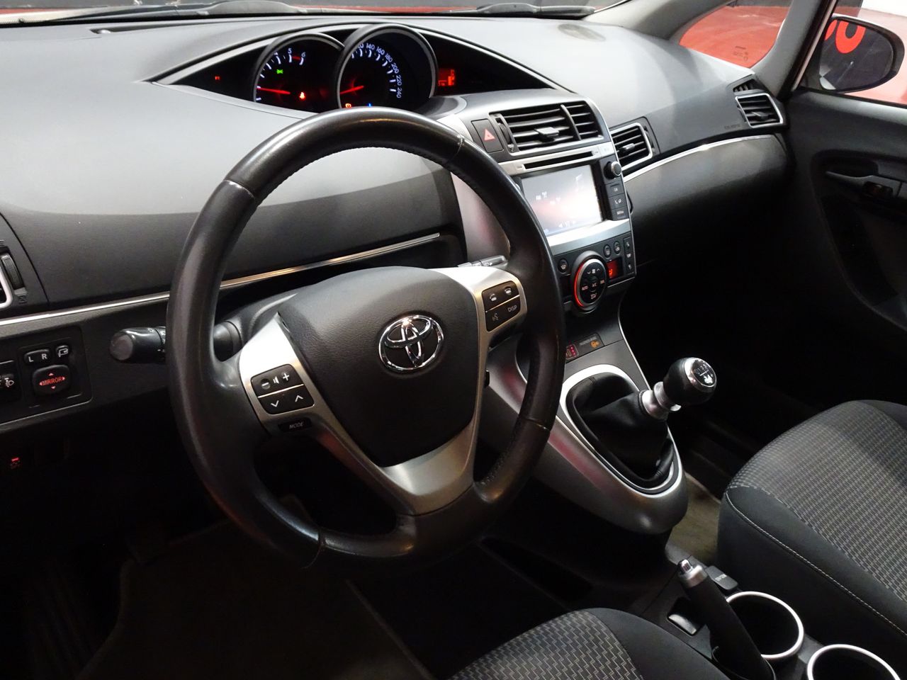 Foto Toyota Corolla Verso 24