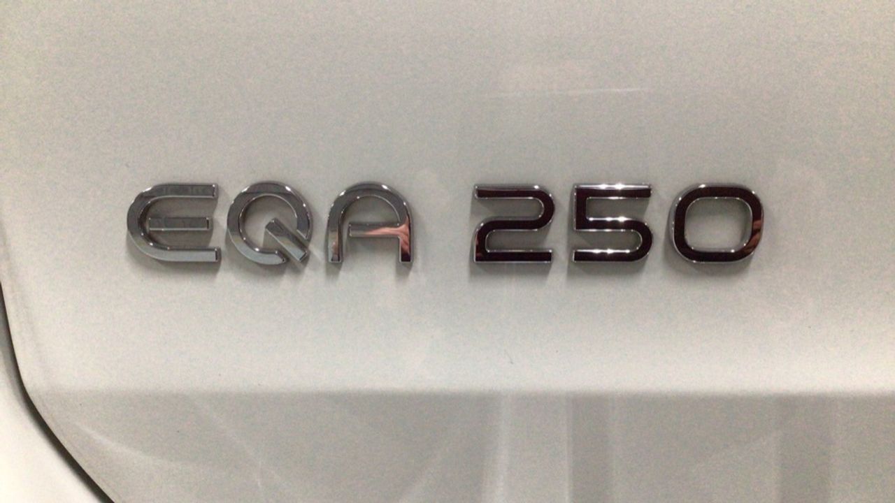 Foto Mercedes-Benz EQA 12