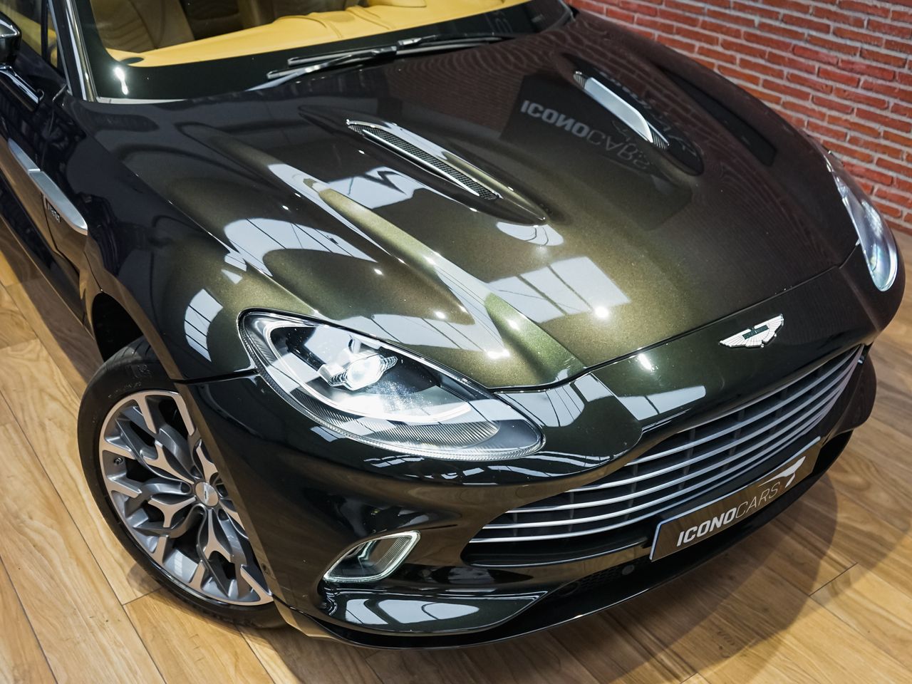 Foto Aston martin DBX 5