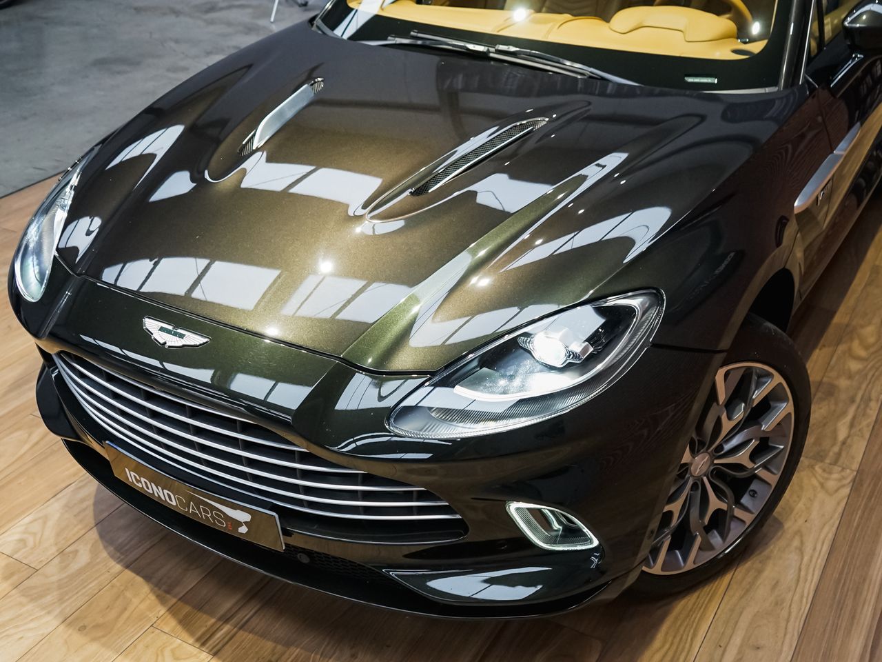 Foto Aston martin DBX 7