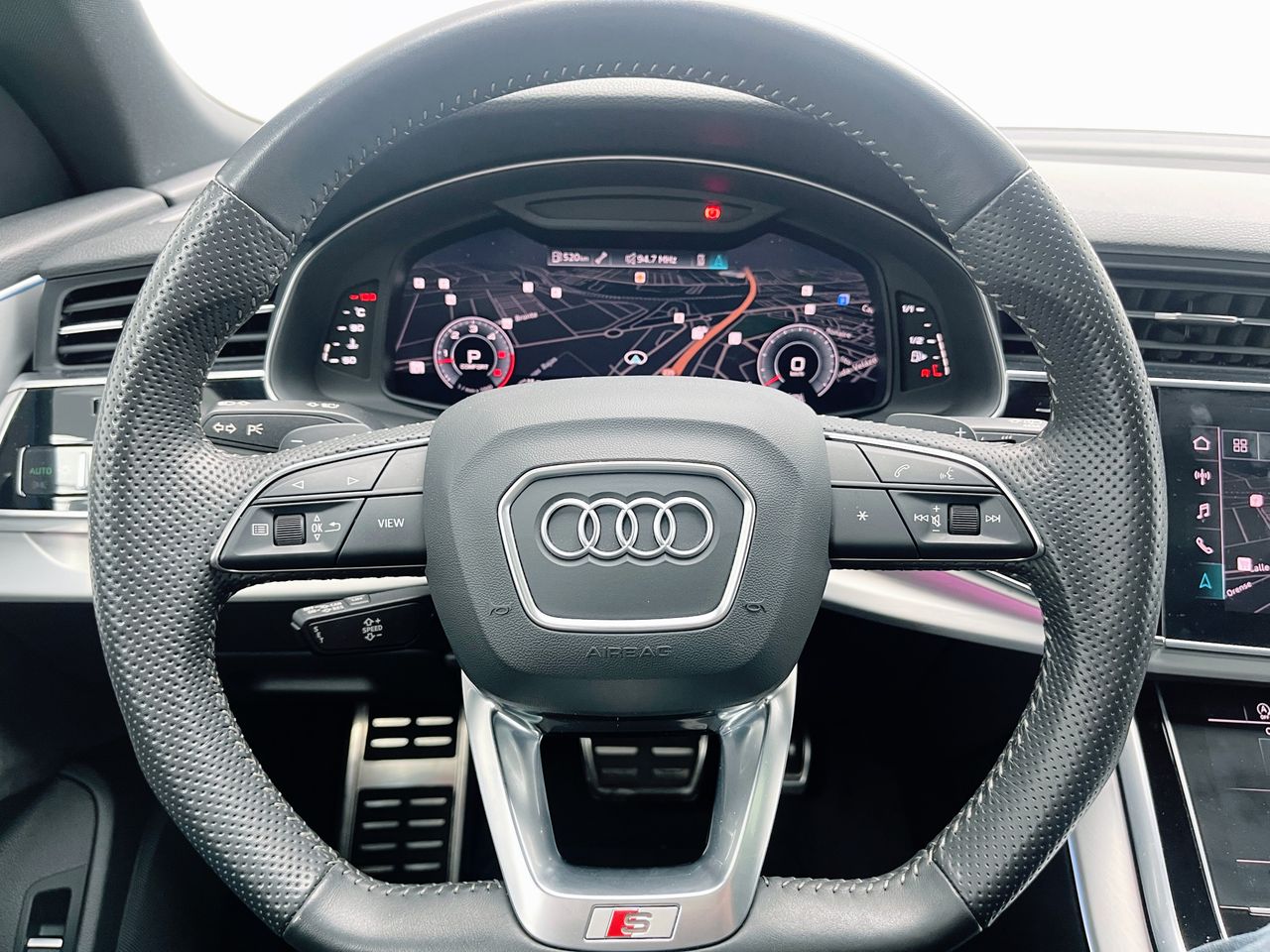 Foto Audi Q8 34