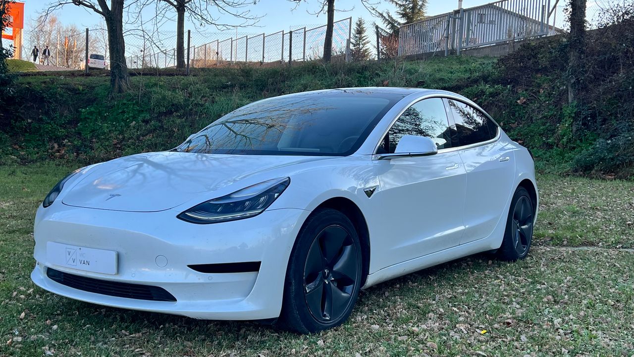 Foto Tesla Model 3 4