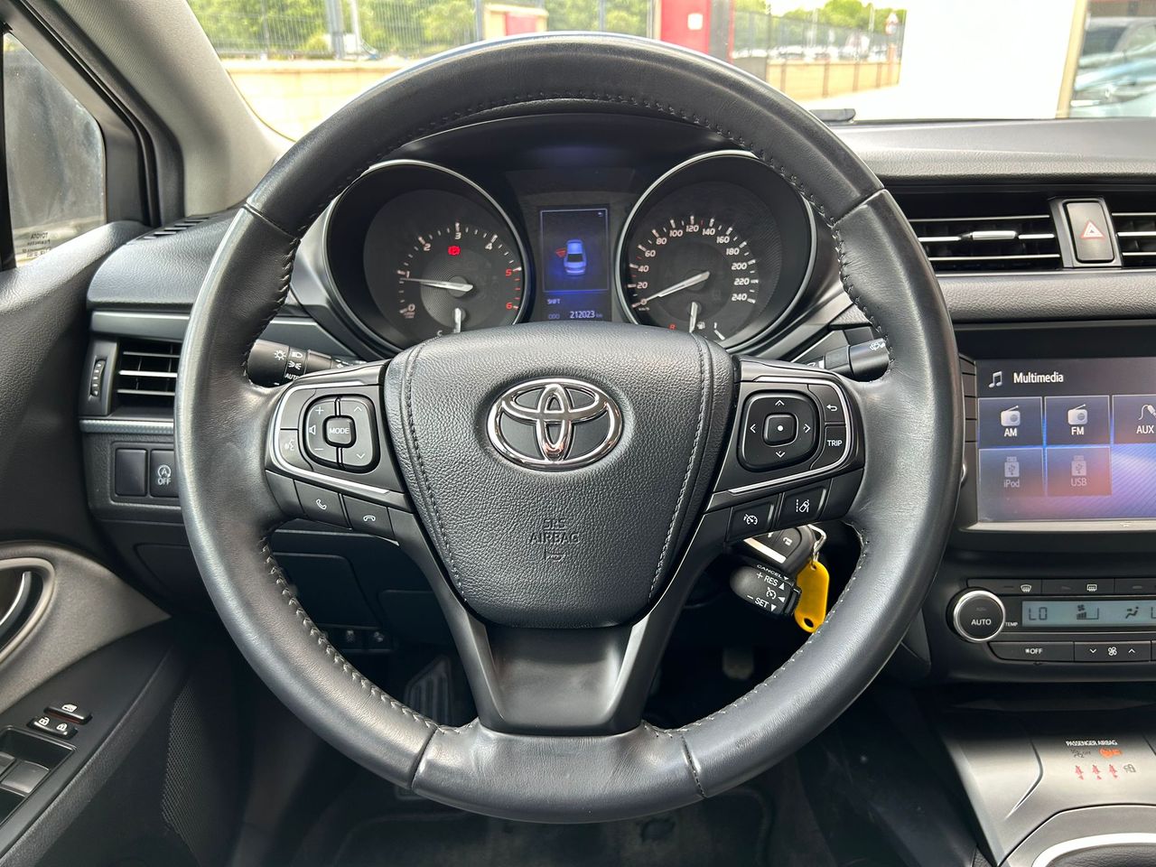 Foto Toyota Avensis 14