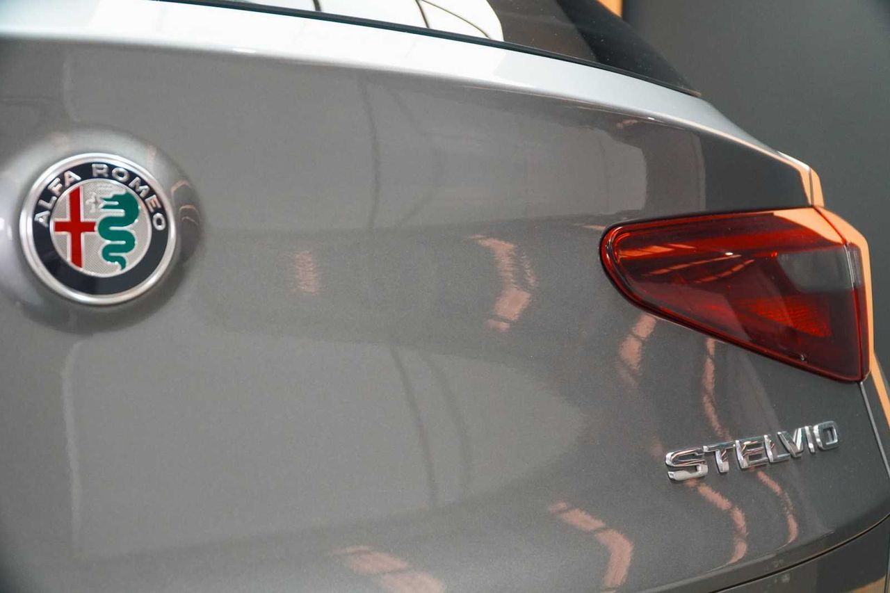 Foto Alfa Romeo Stelvio 12