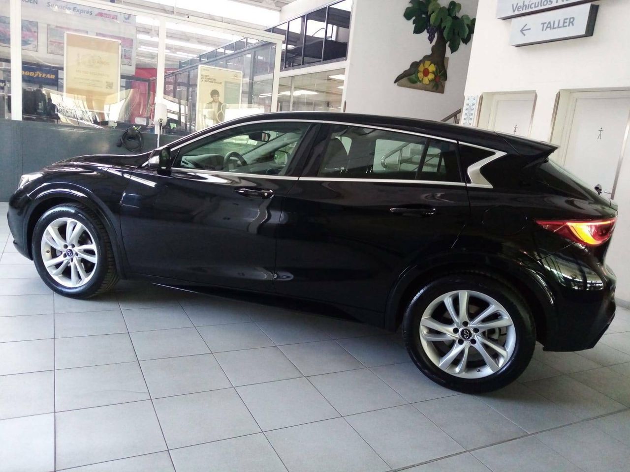 Foto Infiniti Q30 12