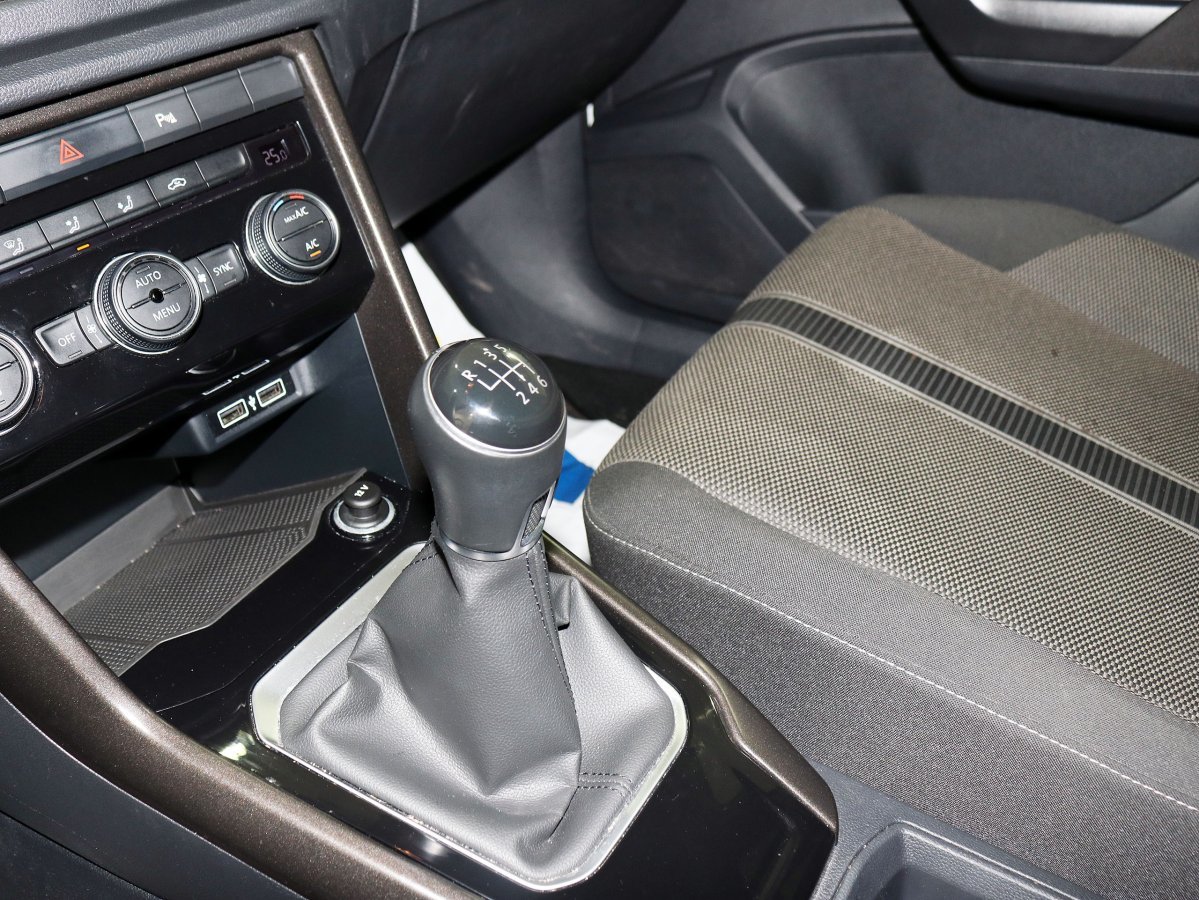 Foto Volkswagen T-Roc 15