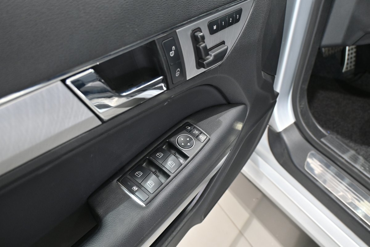 Foto Mercedes-Benz Clase E 28