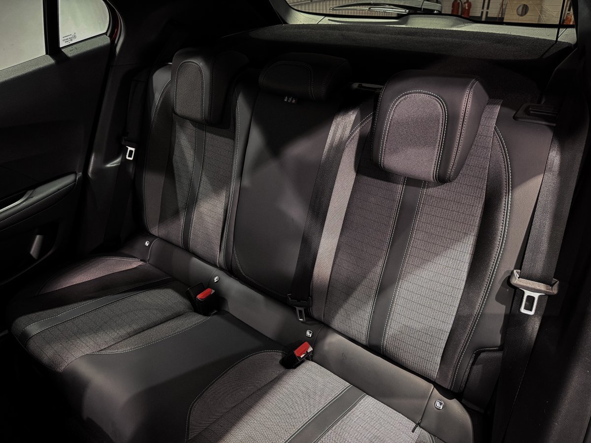 Foto Peugeot e-2008 11