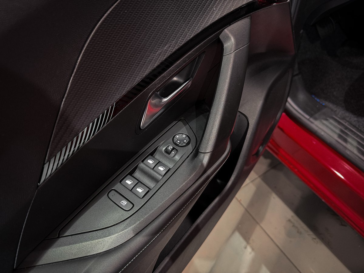 Foto Peugeot e-2008 25