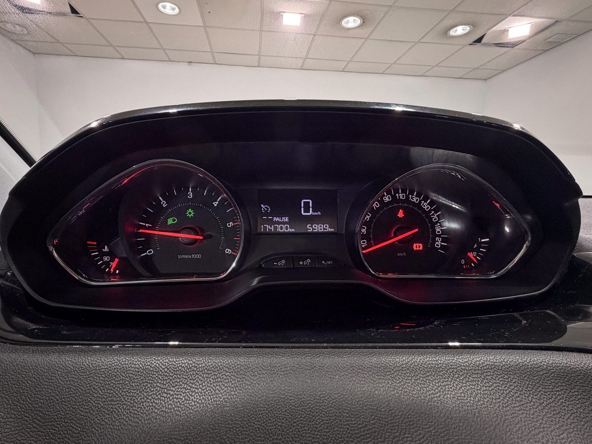 Foto Peugeot 208 14
