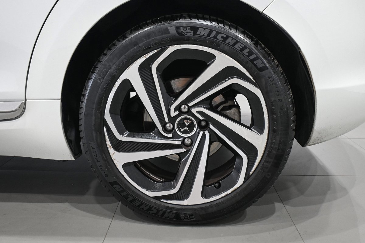 Foto DS Automobiles DS 5 38