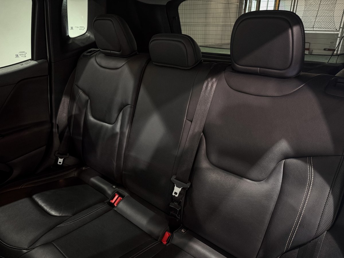 Foto Jeep Renegade 12